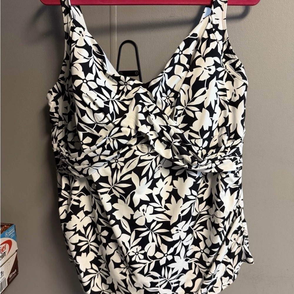 Lands End Women’s Tankini Top New Size 24W Black White Pattern Underwire Support